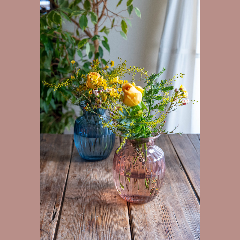 グランドブルーのフラワーベース | 透明感のある花瓶 – cornes online shop グランドブルーのフラワーベース | 透明感のある花瓶 – cornes online shop