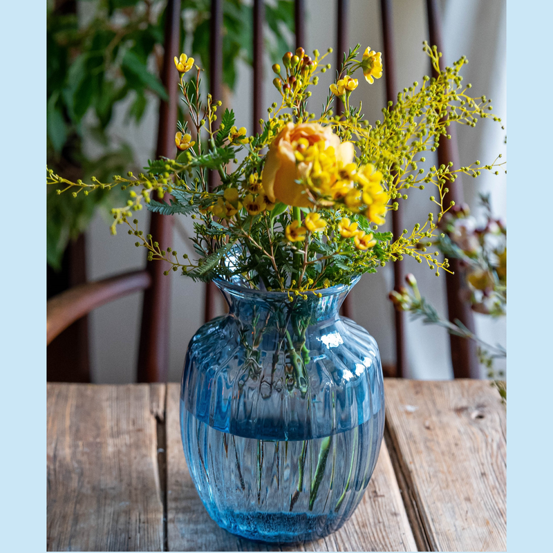 グランドブルーのフラワーベース | 透明感のある花瓶 – cornes グランドブルーのフラワーベース | 透明感のある花瓶 – cornes