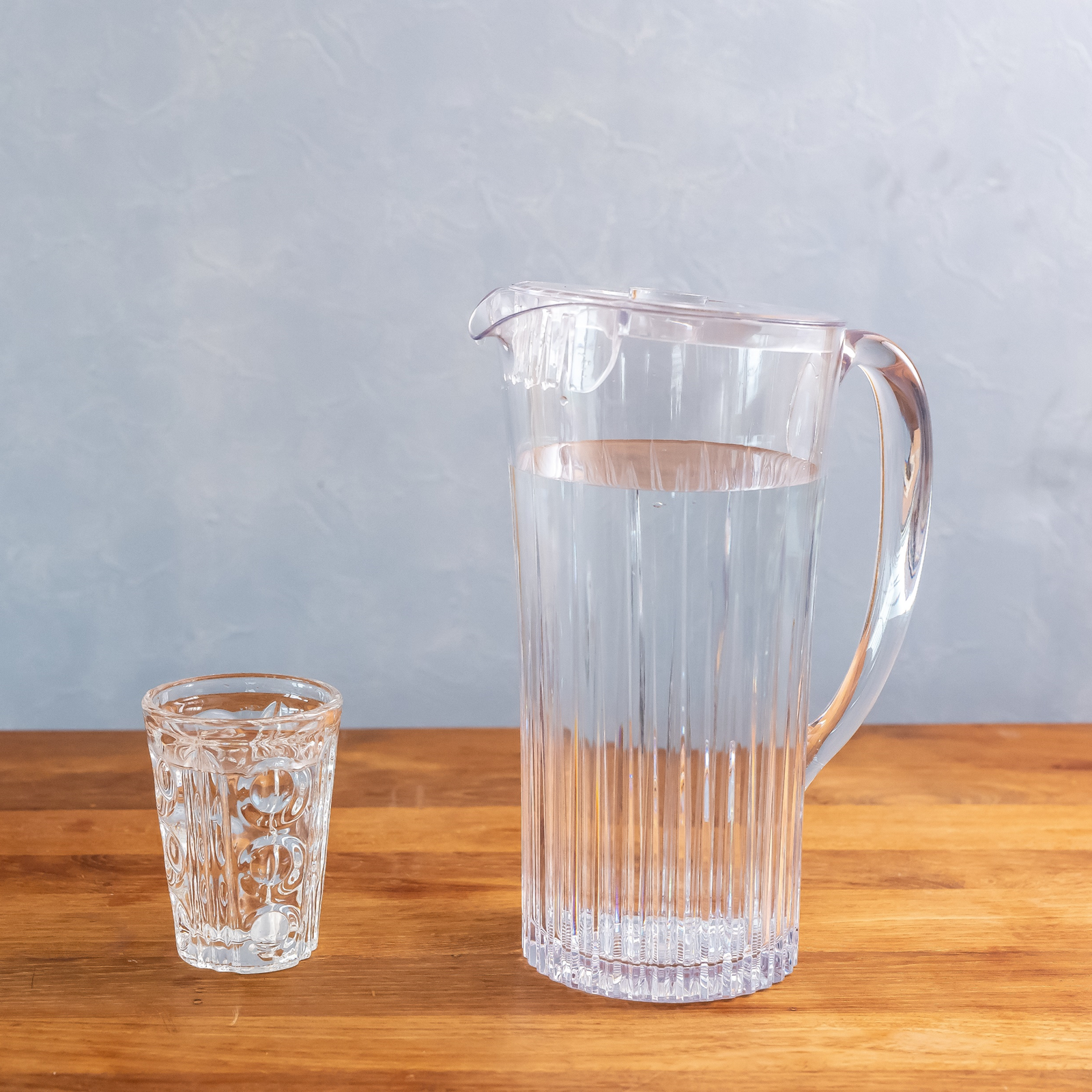 グランドブルーのピッチャー | 結露しにくく、デザインもシンプルで
